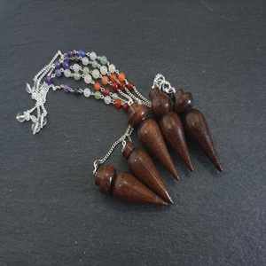 Pendentifs sculptés à la main en bois de rose naturel, chaînes de chakra, boîtes artisanales en bois pour la radiesthésie et la guérison Reiki, et panneaux muraux – Vente en gros - Product Image 1