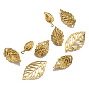 Filigree Leave Boutique |   Pendentifs en forme de feuille creux et gravés en acier inoxydable plaqué or PVD 18 carats pour la fabrication de bijoux DIY - Product Image 5