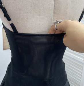 Camisola de malla con diseño de diseñador, corta, asimétrica, con encaje irregular, patchwork, dobladillo con cintas y volantes, efecto realista - Product Image 6