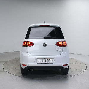 Volkswagen Golf GTD 2.0 TDI Sport Hatch en Excelente Estado, Potente Motor Turbo Diésel, Suspensión Deportiva, Listo para Paseos Divertidos - Product Image 2