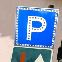 Panneau de signalisation routière LED solaire en aluminium, éclairé, pour parking et autoroute