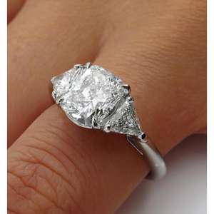 Anello di Fidanzamento Classico da Donna F402 con Diamante Naturale Taglio Smeraldo e Pietre Laterali a Baguette Affusolate - Product Image 3