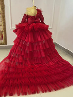 Robe en tulle rose, design à une épaule, jupe à volants à plusieurs niveaux, corsage à paillettes, détail en plumes, traîne dramatique, robe de concours pour enfants