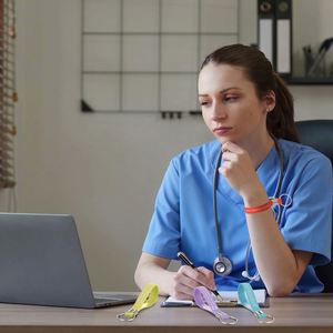 ชุดสายรัดข้อมือซิลิโคนและพวงกุญแจแบบกำหนดเองได้เต็มรูปแบบ พร้อมสลักโลโก้หรือข้อความของคุณเอง พวงกุญแจยาง - Product Image 6