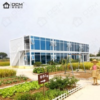 Maison préfabriquée pliable et respirante OCM avec un design moderne du milieu du siècle pour une utilisation en ferme, appartement, bureau ou complexe hôtelier