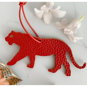 Marcadores de cuero creativos con diseño de animales, exquisitos separadores de páginas y clips para libros, etiquetas de lectura y colgantes, personalizables. - Product Image 5