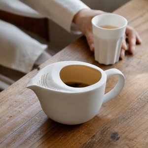 กาน้ำชาเซรามิก Shizuku Pot สีเบจ แบบ Banko Ware สไตล์ Japandi พร้อมที่กรองชาในตัวและหูจับ ผลิตในประเทศญี่ปุ่น - Product Image 1