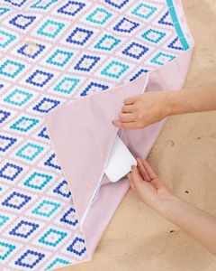 منشفة شاطئ قابلة للعكس - تصميم عصري بطباعة على الوجهين - Product Image 3