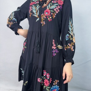 Robe décontractée ample noire en coton 100% avec col brodé floral et taille naturelle pour l'automne - Product Image 3