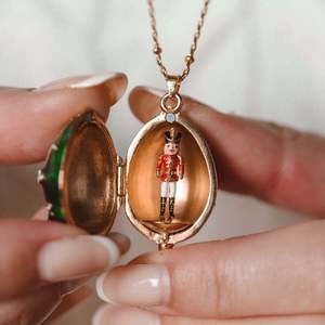 Nuovi Arrivi: Collana Creativa Semplice ed Elegante con Ciondolo a Forma di Uovo di Pasqua, Collana con Ciondolo Cavallo Arcobaleno Retrò alla Moda - Product Image 1