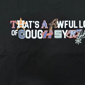 T-shirt 'È un Mondo Intero di Sciroppo per la Tosse' Classica, di Marca di Moda, da Uomo, 1:1 - Product Image 6