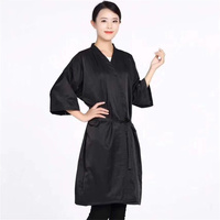 Bata de salón de peluquería de poliéster impermeable con logotipo personalizado para salón de belleza Spa con bolsillos Kimono de pelo cliente bata de Spa Bata