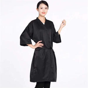Robe de Salon de Coiffure en Polyester Imperméable avec Logo Personnalisé pour Salon de Beauté Spa avec Poches Kimono Client Spa Robe Smock - Product Image 6