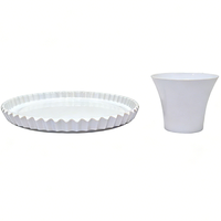 Support à gâteau en mélamine blanche de 10 pouces avec bord cannelé et base amovible pour la présentation de desserts de mariage
