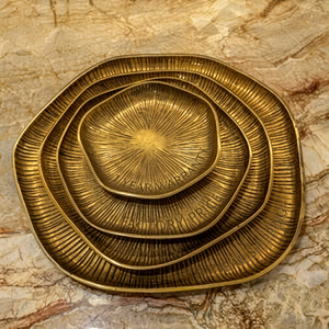 Juego de Platos Decorativos de Metal con Forma Irregular, Hechos a Mano, con Patrón de Plantas Grabado, Estilo Vintage - Product Image 1