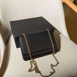 Bolso de Hombro de Cuero de Diseño de Lujo de Alta Calidad al por Mayor de Fábrica, Bolso Cruzado Ligero para Mujer con Cadena para Uso Diario - Product Image 1