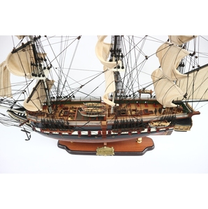 GIA NHIEN Para Decoración del Hogar y Oficina y Regalos Corporativos, Maqueta Pintada (detallada) del USS Constitution, Barco Histórico de Vela - Product Image 1