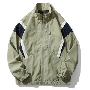 เสื้อแจ็คเก็ตผู้ชายแบบลำลองสำหรับฤดูใบไม้ร่วง ผลิตโดย OEM ผ้าโพลีเอสเตอร์ทรงโอเวอร์ไซส์ ตัดต่อสีสันแบบ Color Block  ตกแต่งด้วยผ้าแบบ Patchwork เหมาะสำหรับกิจกรรมกลางแจ้ง น้ำหนักเบา กันลม - Product Image 1