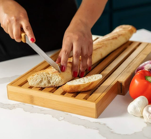 Tabla de cortar pan de bambú con ranura para recoger migas, bandeja de madera para cortar pan para repostería casera, venta al por mayor - Product Image 1