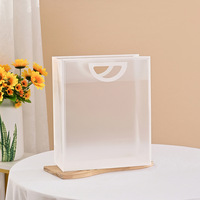 Sacs cadeaux en plastique transparent givré pas chers avec poignée, sacs de shopping réutilisables en PP transparent pour emballer les cadeaux