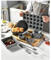 Ensemble de 18 moules à gâteau en silicone moulé par injection plastique, comprenant moule à pain de mie, spatule, pinceau à huile, tasse à mesurer et cuillère