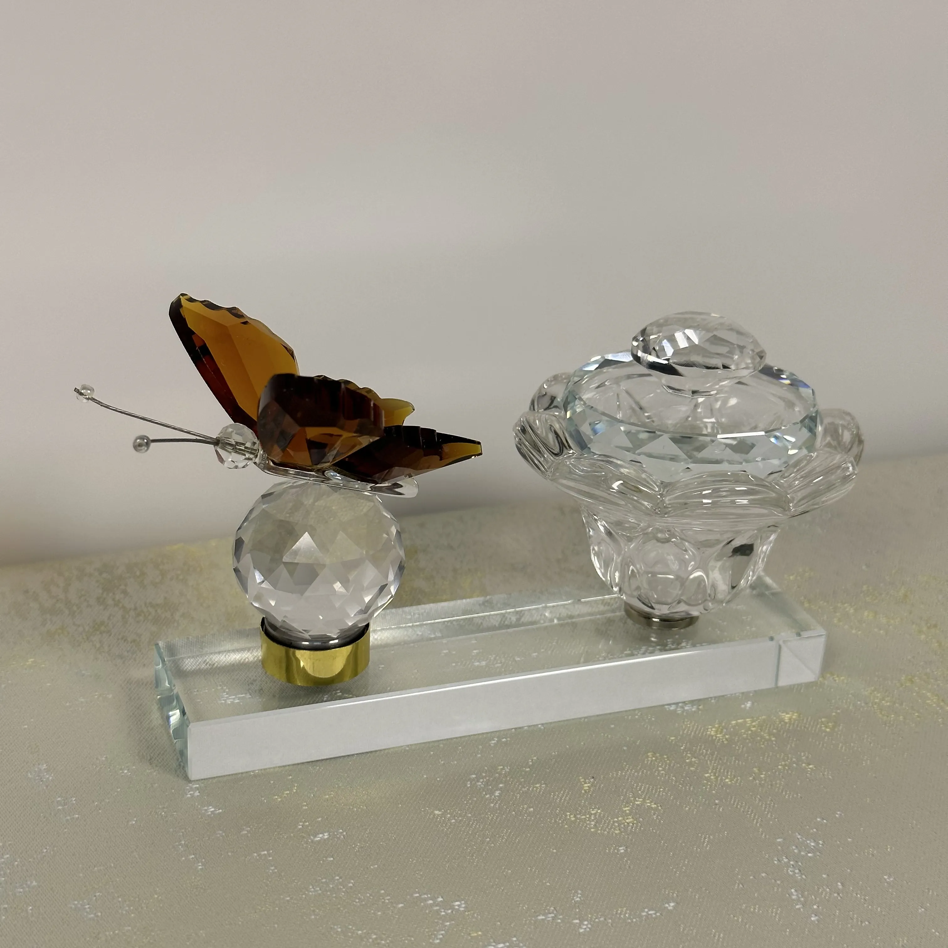 Crystal Flying Butterfly mit Kristall basis Figuren sammlung Cut Glass Ornament Animal Collect ible Brief besch werer