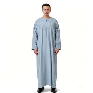 Túnica informal estilo abaya para hombre, de color sólido, con cuello redondo, estilo Oman, con diseño paisley en poliéter-sulfona. - Product Image 1