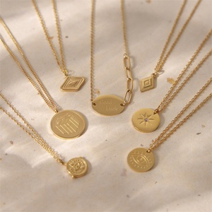 Collares de Gargantilla con Colgante Redondo de Acero Inoxidable Chapado en Oro, Accesorios Delicados al por Mayor para Mujer - Product Image 1