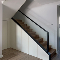 Escalier en bois L Escaliers droits Garde-corps en verre avec armoire de rangement Meuble à chaussures de salon sous les escaliers