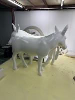 Sculpture abstraite de cheval en fibre de verre colorée haut de gamme sur mesure OEM, art moderne pour la décoration d'hôtel