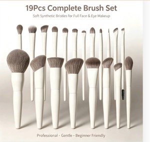 DailyQueen Ensemble de 19 pinceaux de maquillage en bois blanc de luxe, poils synthétiques ultra doux, professionnels pour le visage, les yeux et le correcteur - Product Image 1
