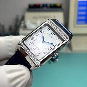 Reloj Elegante para Mujer de Alta Calidad en Oferta, con Caja de Acero Moissanite, Esfera Blanca, Correa de Cuero Azul Reversible de Doble Cara y Cristal de Zafiro - Product Image 2