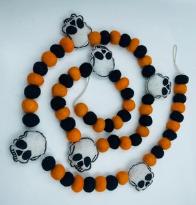 Guirlande de porte rustique en laine bouillie écologique faite à la main, avec pompon et feuille, récolte d'Halloween pour la maison. - Product Image 1