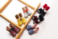Chaussons-chaussettes tricotés pour bébé, coloris bleu marine et rose, avec languette de traction, semelle souple antidérapante en TPE – Vente chaude, en gros, prêts à être expédiés