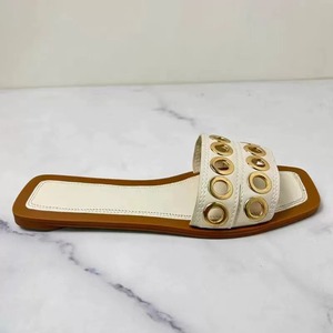 Sandales plates pour femme à bout carré avec rivets métalliques, chaussures décontractées d'extérieur de qualité à enfiler - Product Image 4