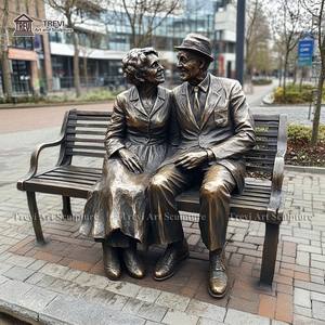 Città Street ornamento di dimensioni reali bronzo <span class=keywords><strong>vecchio</strong></span> uomo <span class=keywords><strong>e</strong></span> donna statue per la vendita - Product Image 1