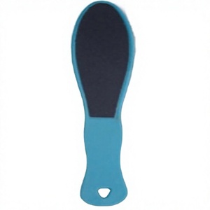 Râpe à pieds professionnelle écologique en plastique double face à long manche portable avec 120 tampons de papier de verre pour éliminer les callosités et prendre soin de la peau - Product Image 1