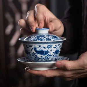 Tigela de chá Kungfu com tampa de cerâmica Zhongjiayao Jingdezhen azul e branco pintados à mão com padrões de peixes e algas