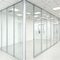 Cloison de bureau en verre avec porte à cadre en aluminium, système de cloison en verre trempé pour la conception d'intérieur de bureau moderne