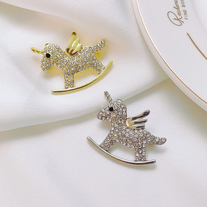 Broche Infantil de Liga com Cristais e Strass de Unicórnio Fofo para Presente de Casamento e Noivado - Product Image 3