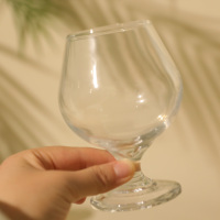 Luxe transparante kristallen wijnglazen van hoge kwaliteit, geschikt voor bar of feest.