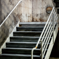 Escalier droit Prima Stair pratique pour hall commercial, avec poteaux en acier inoxydable et marches en marbre