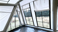 Tente gonflable blanche en forme de A, résistante au froid, abri de camping hivernal avec grande fenêtre transparente surdimensionnée