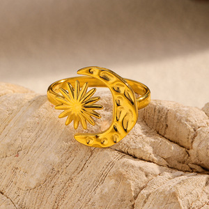 Bague ouverte soleil et <span class=keywords><strong>lune</strong></span> martelée en acier titane plaqué or 18 carats - Product Image 4