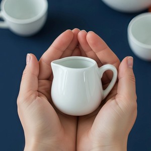 Jarra de leche de cerámica blanca de color sólido con asa para servir café, té y para fiestas. - Product Image 1