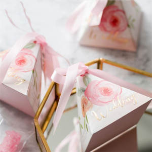 لؤلؤ وردي صندوق هدايا لحفلات الزفاف على شكل هرمي كرتون صندوق هدايا حلويات قابل للطي مع إغلاق زهرة للضيوف - Product Image 6