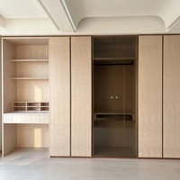 Armoire intégrée sur mesure de luxe en bois massif, style crème français, avec commode et portes battantes, pleine hauteur du sol au plafond, pour villa