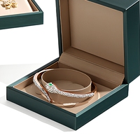 Boîte d'emballage de bijoux en cuir PU avec logo personnalisé, boîte cadeau pour bague, pendentif, bracelet, collier, vente en gros