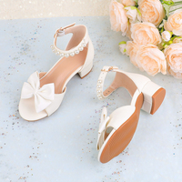 Sandales d'été personnalisables pour petite fille, style princesse, avec nœud blanc, chaîne de perles, bride de cheville et bride à boucle, talon haut, pour mariage et fête