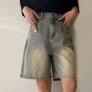 Shorts en jean pour femme en coton délavé, broderie logo personnalisée, coupe ample, effet délavé à l'acide, style baggy - Product Image 1